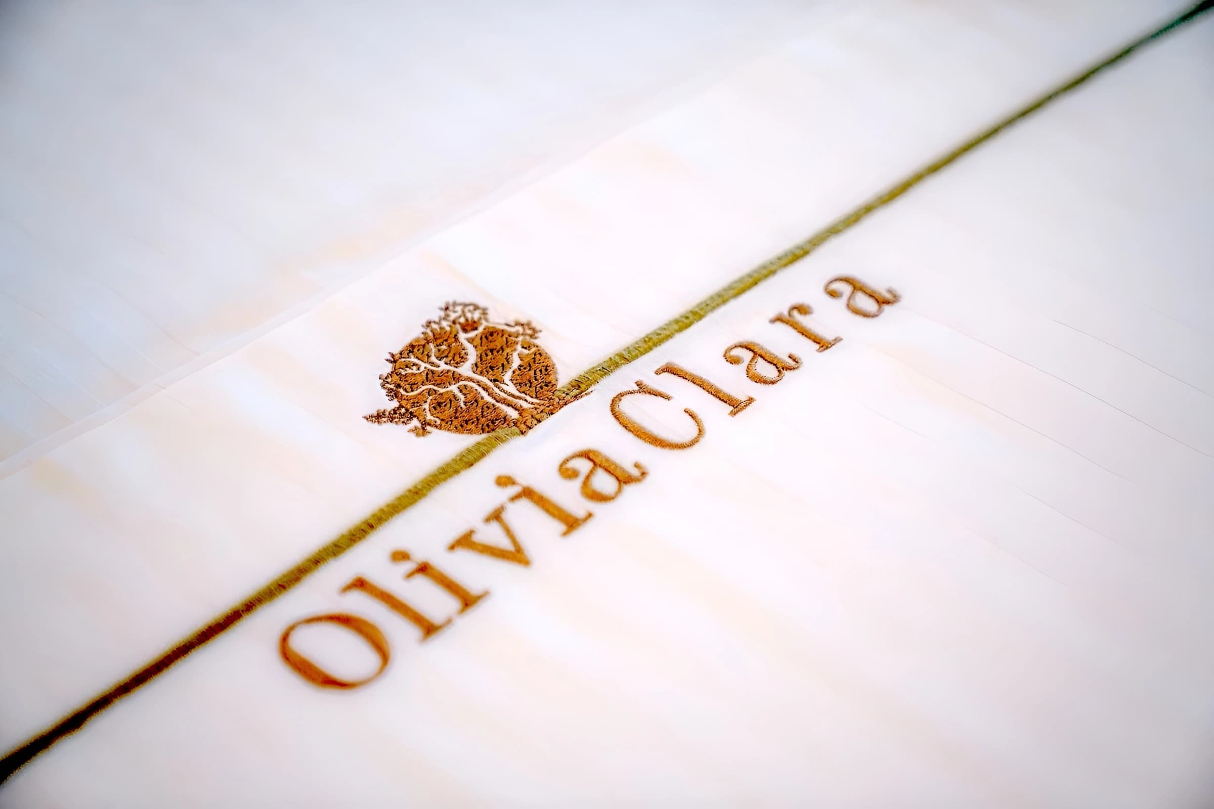 Bed linen embroidered with the Olivia Clara olive tree