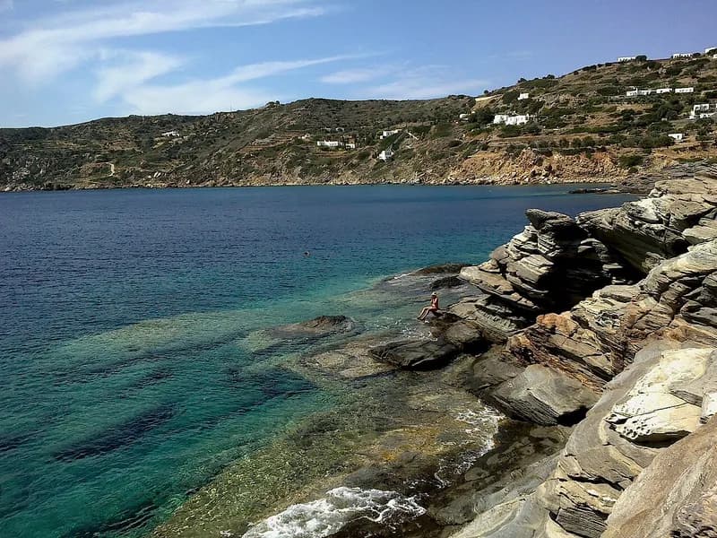 Παραλία Σαόρες στη Σίφνο