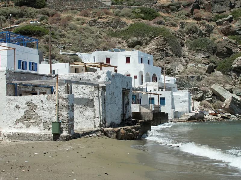 Παραλία Σεράλια (κάτω από το Κάστρο) στη Σίφνο