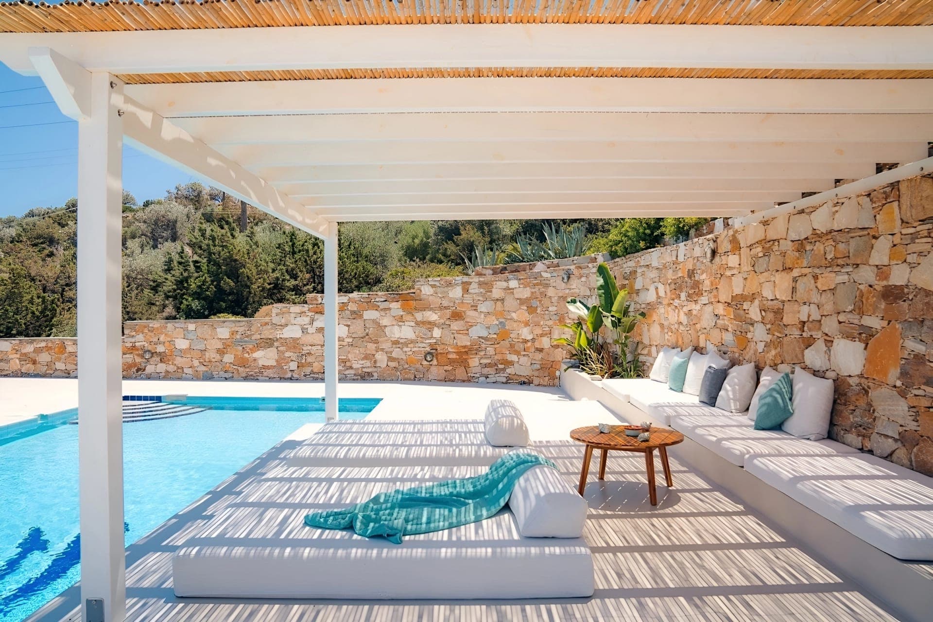 Villa de Sifnos avec pool bar et deux cabanes surplombant la mer Égée