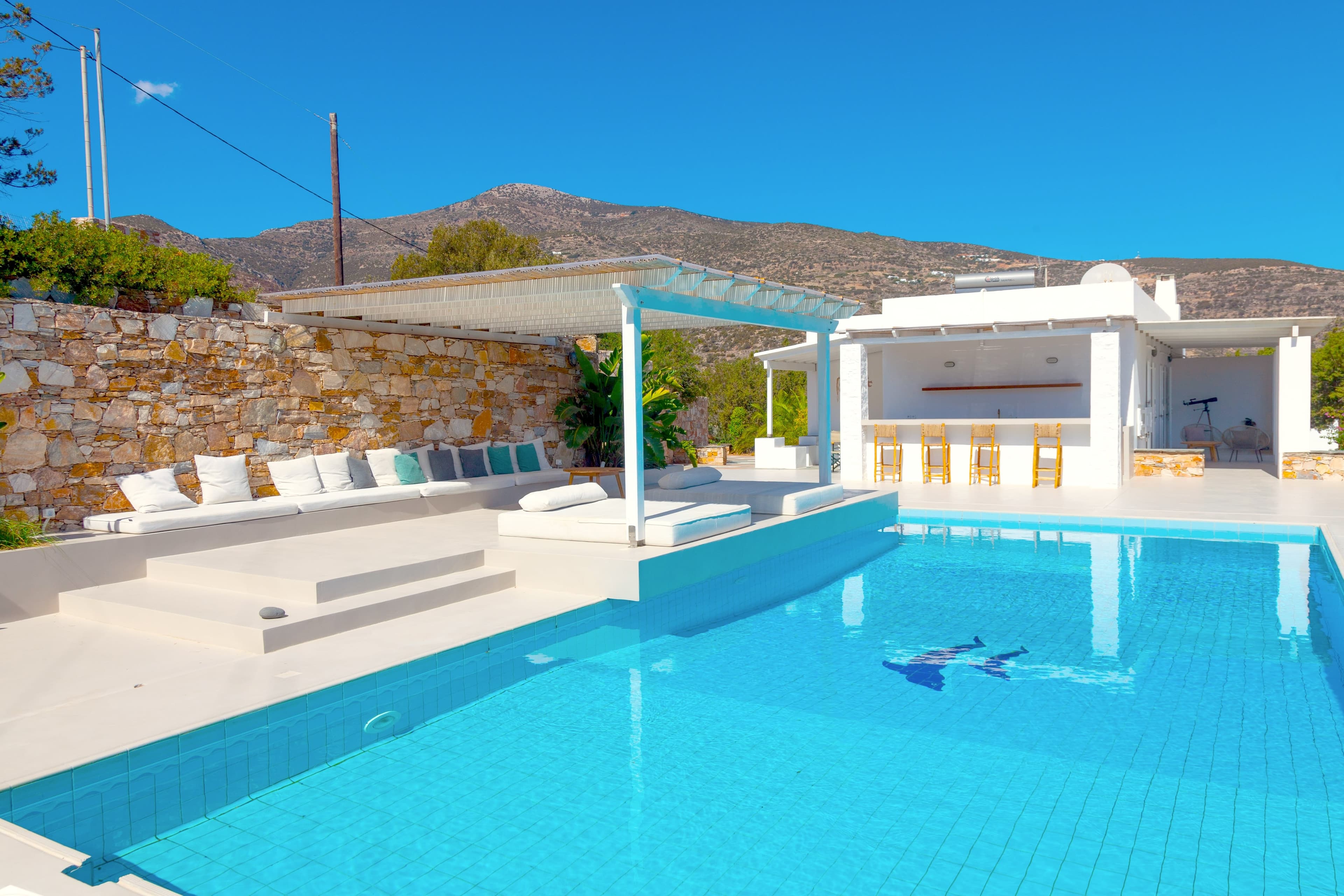 Grande piscina privata di una villa di lusso a Sifnos con vista sul mare