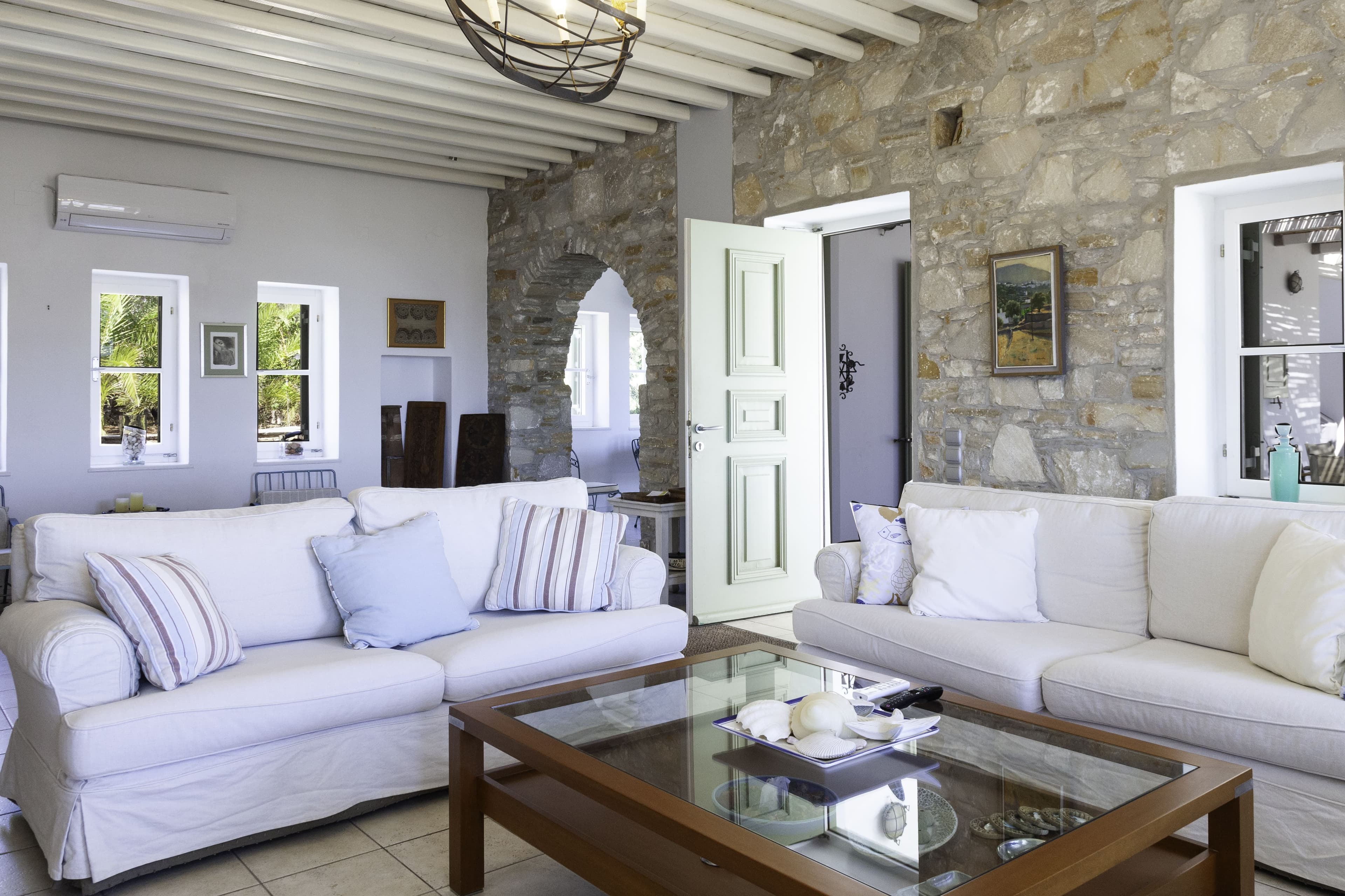 Salon spacieux à l'intérieur d'une villa familiale à Sifnos