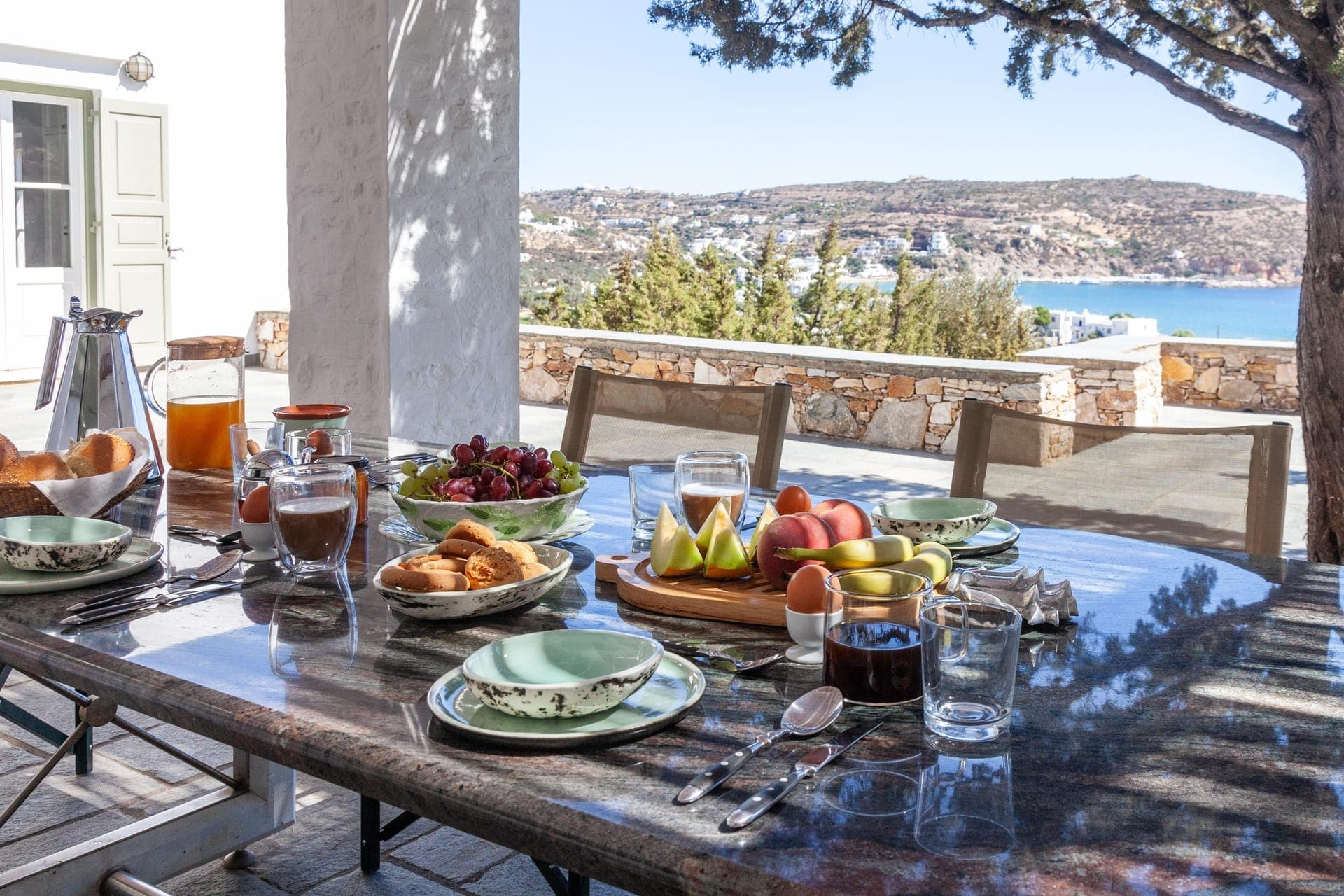Terrasse de restauration extérieure d'une villa à Sifnos près de Platis Gialos