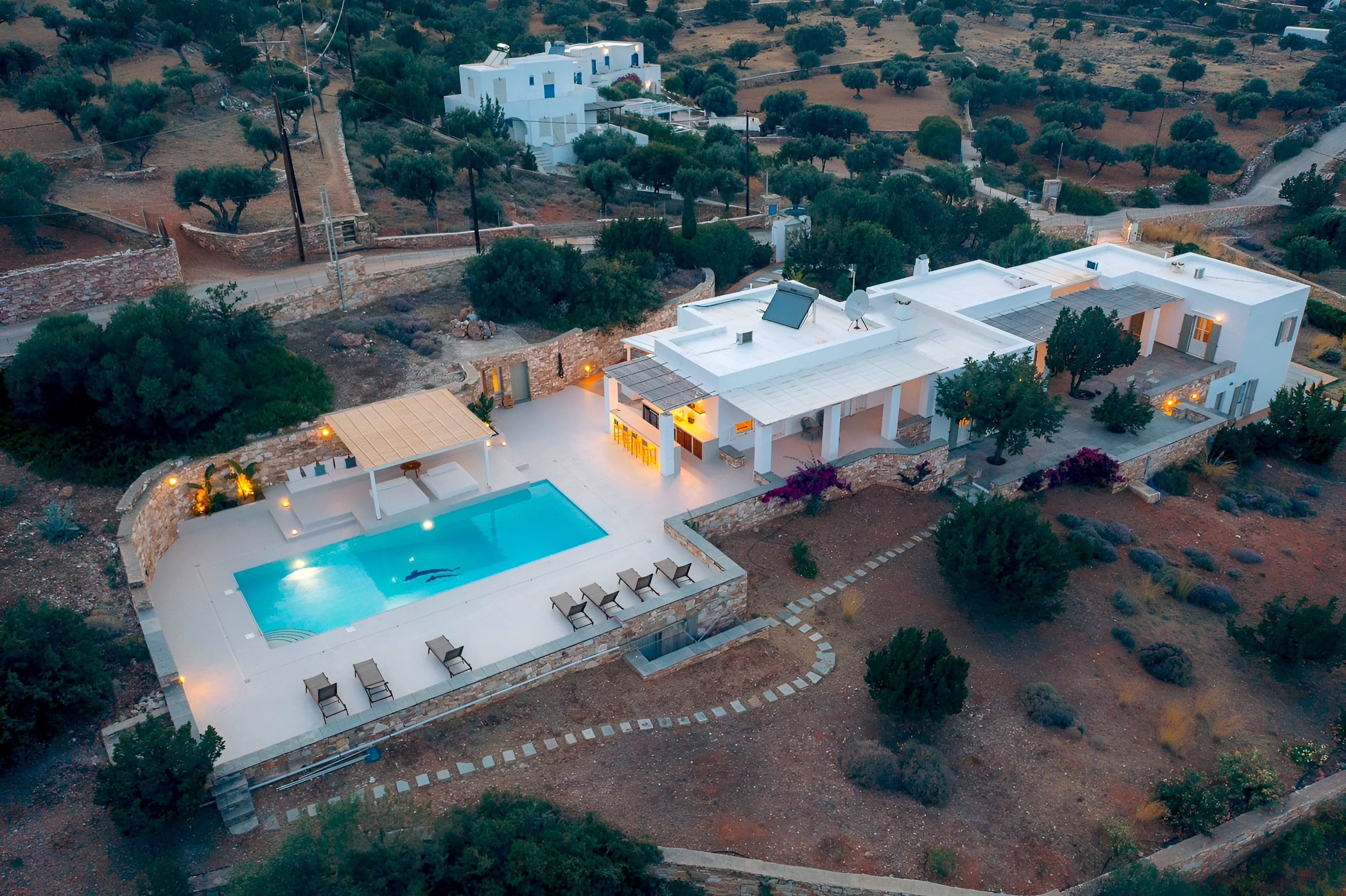 Vue aérienne d'une villa de luxe avec piscine à Sifnos en Grèce