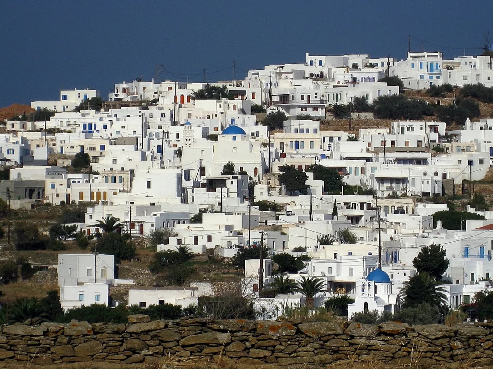 Artemonas, Sifnos: neoclassical mansions and whitewashed lanes above Apollonia