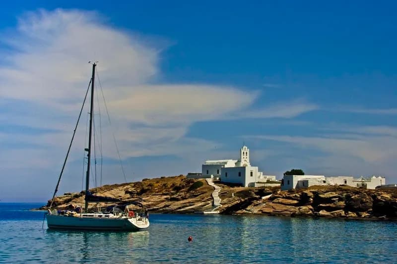 Monastère et plage de Chrysopigi à Sifnos, l'un des sites les plus photographiés des Cyclades