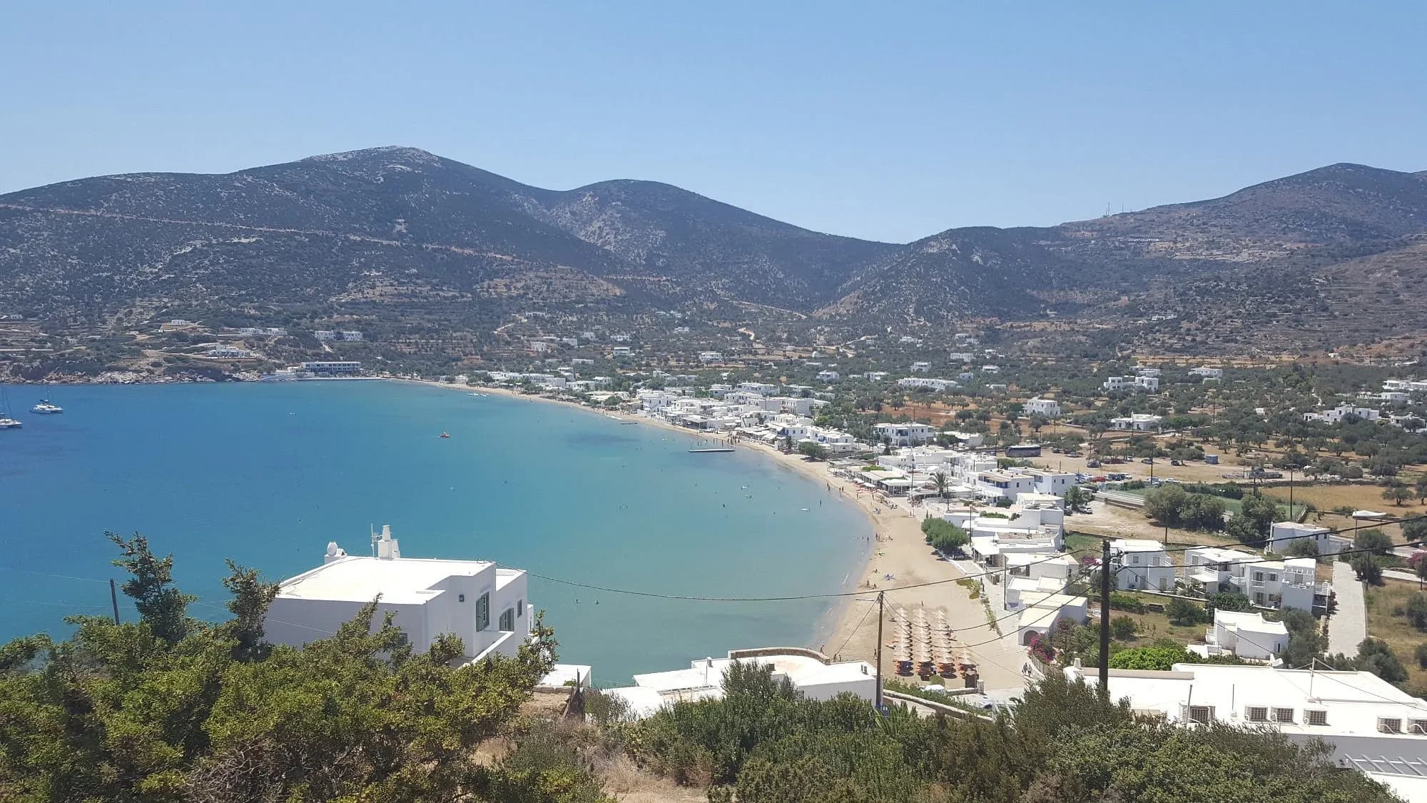 Plage de Platis Gialos près des meilleures villas de Sifnos