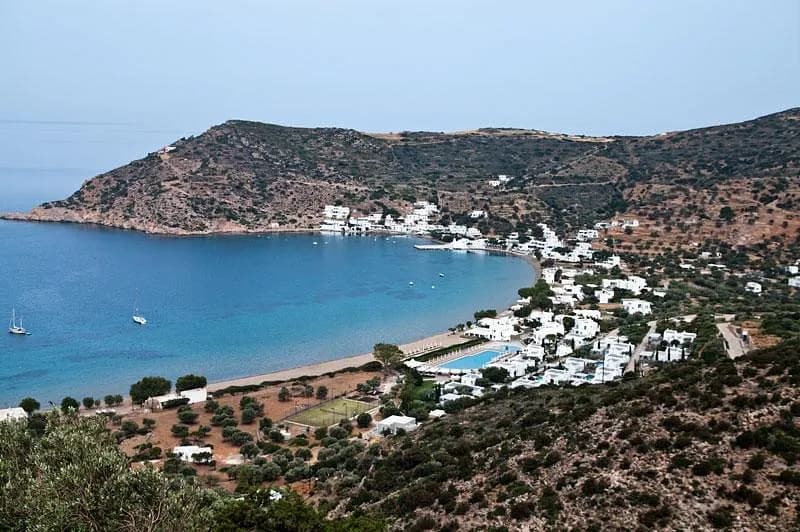 La baia sabbiosa riparata di Vathi, a Sifnos, con i tamerici lungo la riva