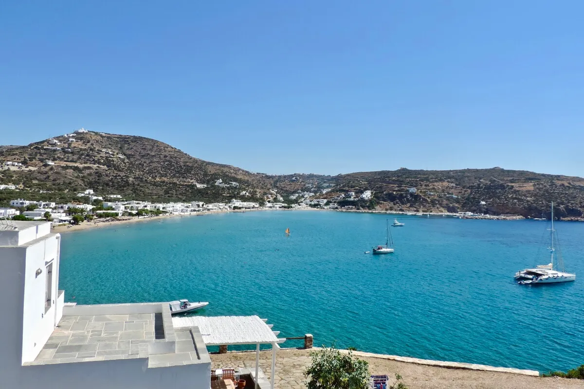 Plage de Platis Gialos près des meilleures villas de Sifnos