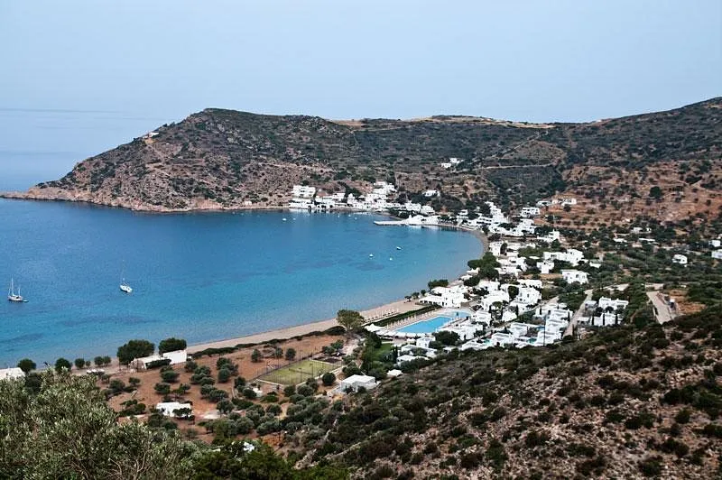 Baie de Vathi à Sifnos, une plage isolée idéale pour les amoureux de la nature